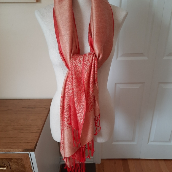 Soft, pretty scarf - Picture 2 of 7